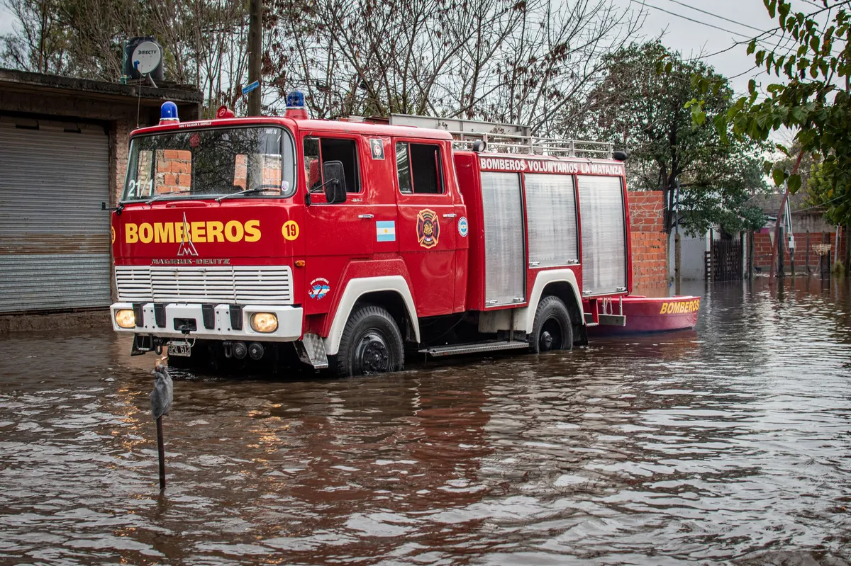 community members preparing for floods