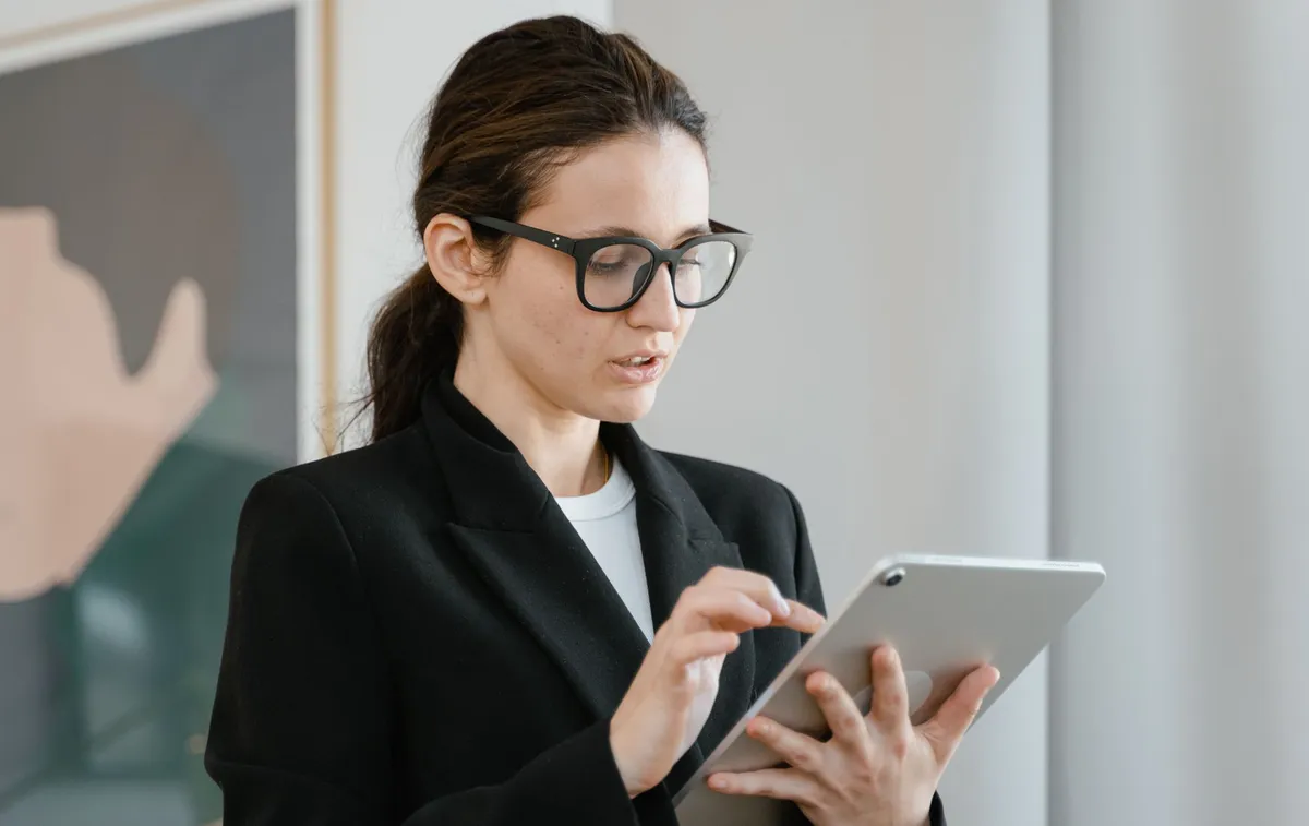 employee using smart glasses