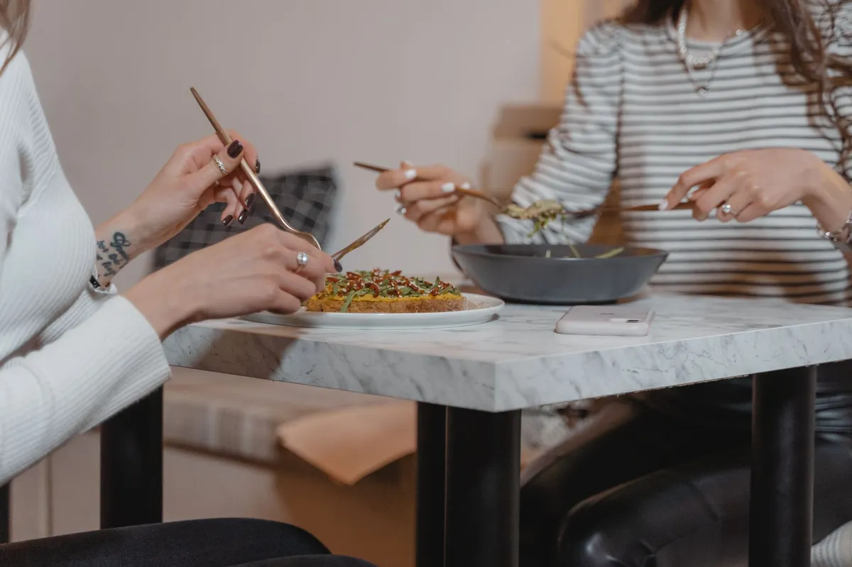 women eating healthy together