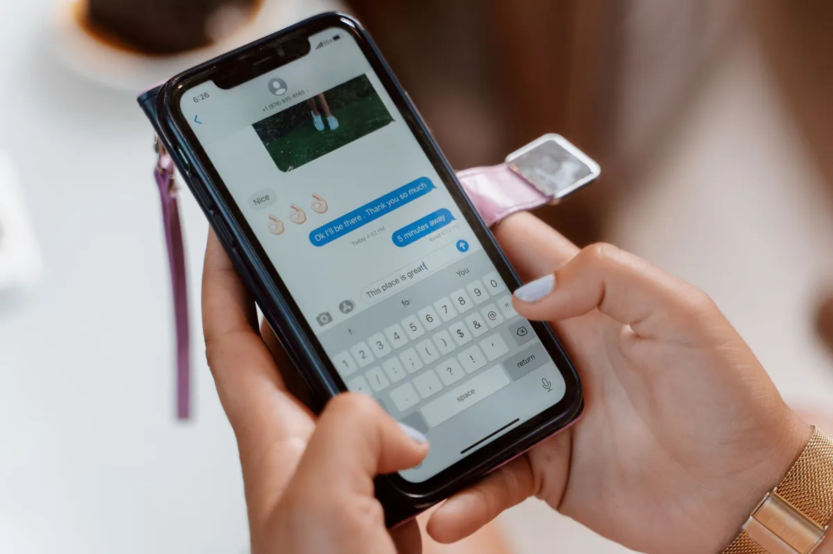 smartphone receiving text message