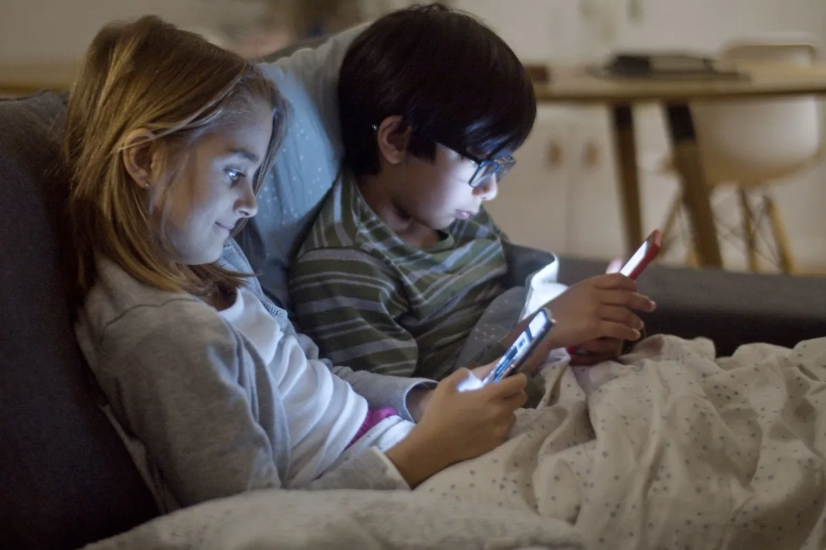 children using smartphones