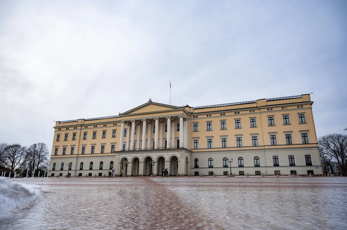 Oslo royal palace mourners