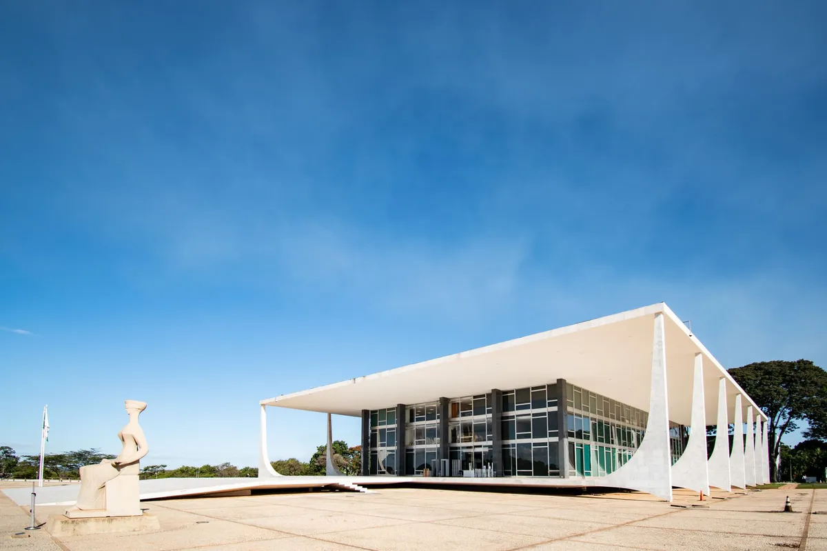 Brazil's Supreme Court Crisis: Implications for Democracy and the Presidential Race