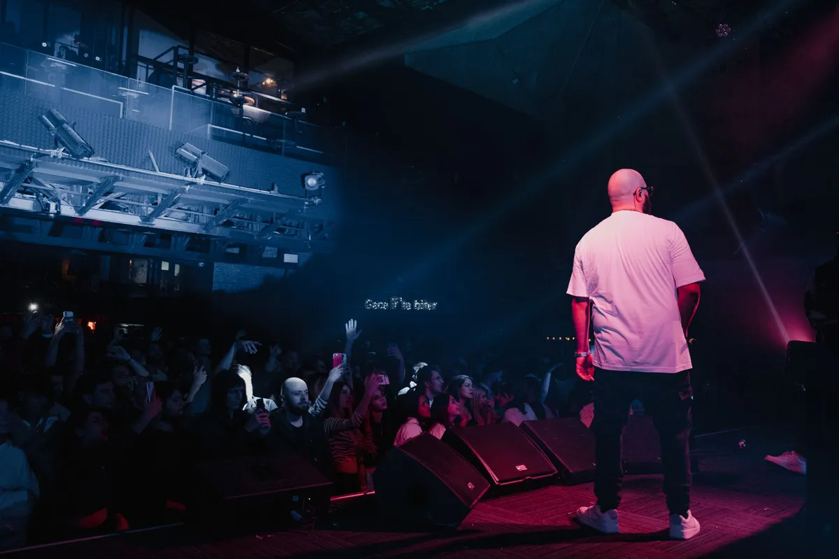 hip-hop concert crowd