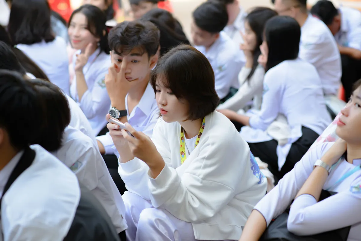 students using smartphones